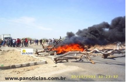  Protesto de moradores bloqueia as pistas da BA-210 e BR 116 no Município de Abaré-Ba.