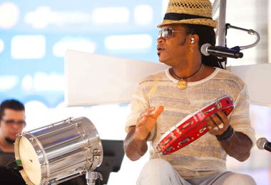  CARLINHOS BROWN ABRE TEMPORADA DE VERÃO COM ENXAGUADA DU BONFIM