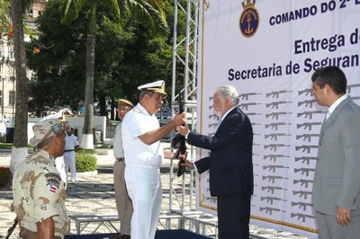  Polícias Civil e Militar recebem armas para combater tráfico na Bahia