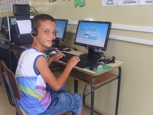  Escolas municipais da área rural recebem computadores e impressoras