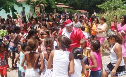  Feira de Santana- Papai Noel presenteia crianças no Parque da Cidade