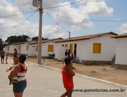  Moradores do Conjunto Sargento Jaime, BTN III, recebem mudas de plantas