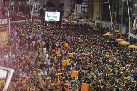  Pular carnaval de Salvador pode queimar até 4000 mil kcal diariamente