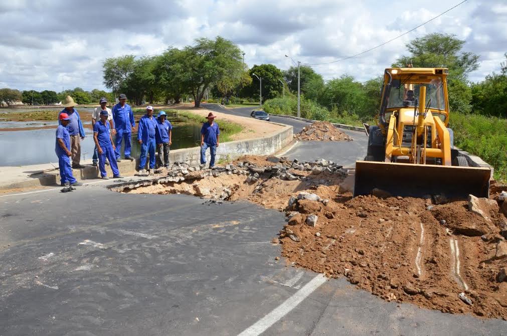  Prefeitura de Paulo Afonso inicia obras de reparos no trecho que dá acesso ao Parque Belvedere