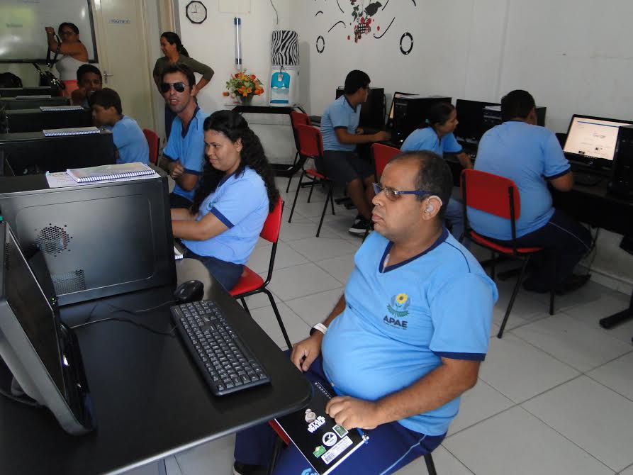  Alunos da APAE participam de curso de informática básica