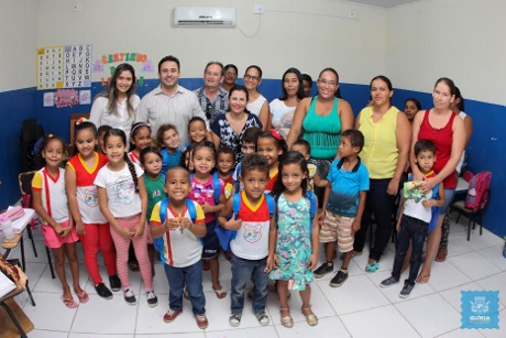  GOVERNO MUNICIPAL DE GLÓRIA REALIZA ENTREGA DE KITS ESCOLARES PARA OS ALUNOS DA REDE MUNICIPAL DE EDUCAÇÃO