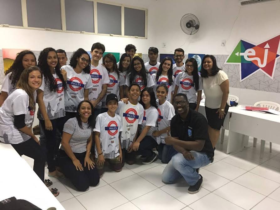  Alunos do Projeto Inglês no meu Bairro do Programa Estação Juventude receberam camisas e kits didáticos