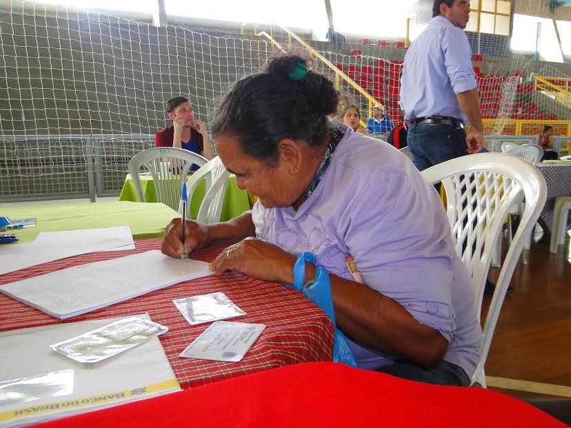  Futuros moradores do Residencial Dom Mário Zaneta assinaram os contratos