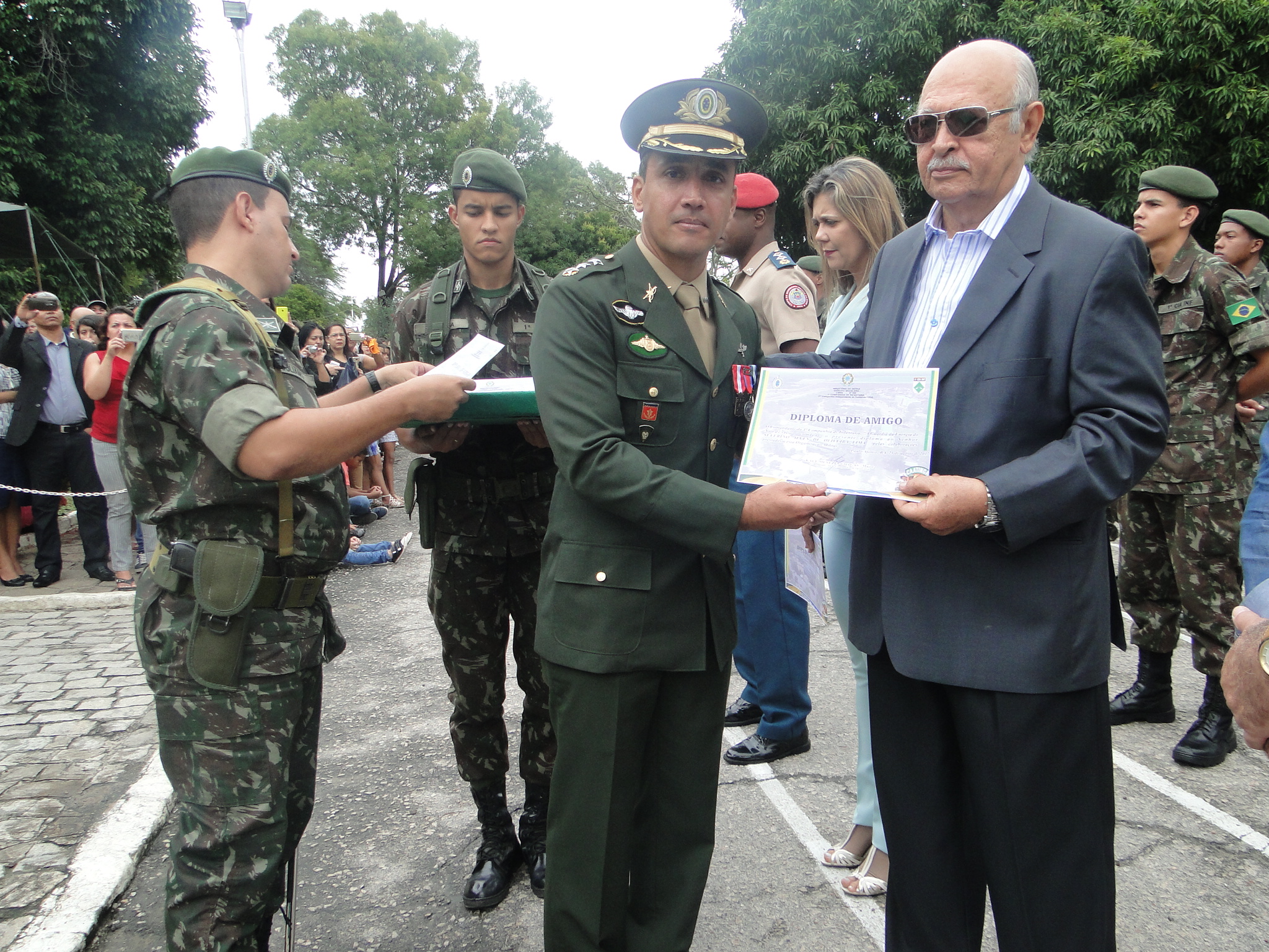  Autoridades municipais participam de comemoração do Dia do Soldado