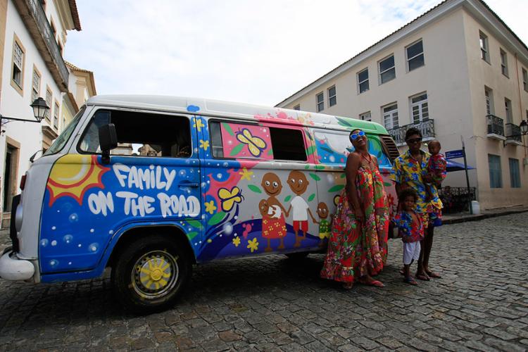  Família aventureira que desbrava o país a bordo de uma Kombi chega a Salvador