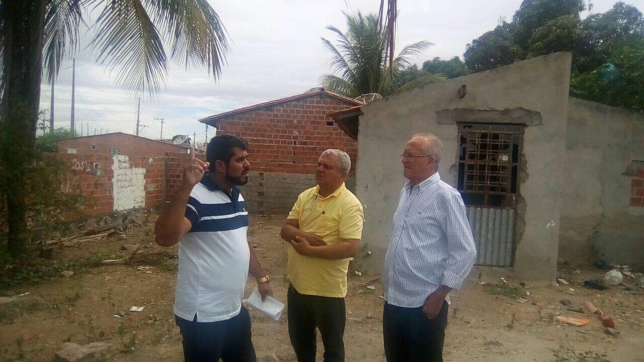  Vereador Leco e o prefeito Luiz de Deus vistoriam áreas degradadas no Bairro Caminho dos Lagos