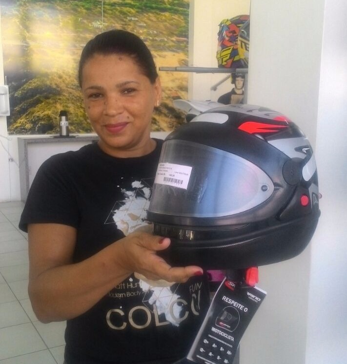  Aliança Motos entrega capacete a ganhadora da promoção ‘Quer ganhar um capacete?’