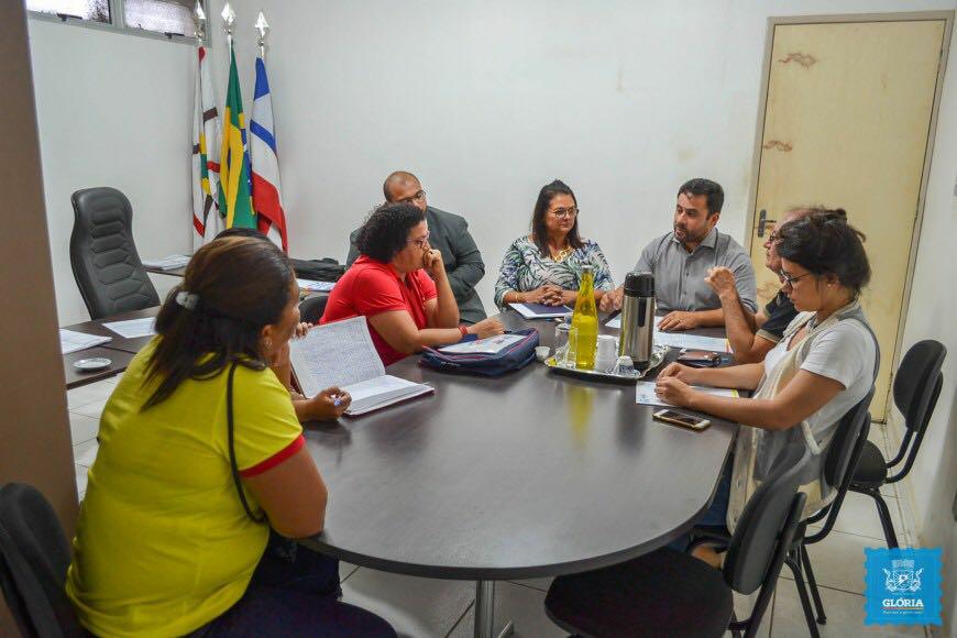  Prefeito David Cavalcanti recebe membros da APLB para debater propostas dos professores de Glória