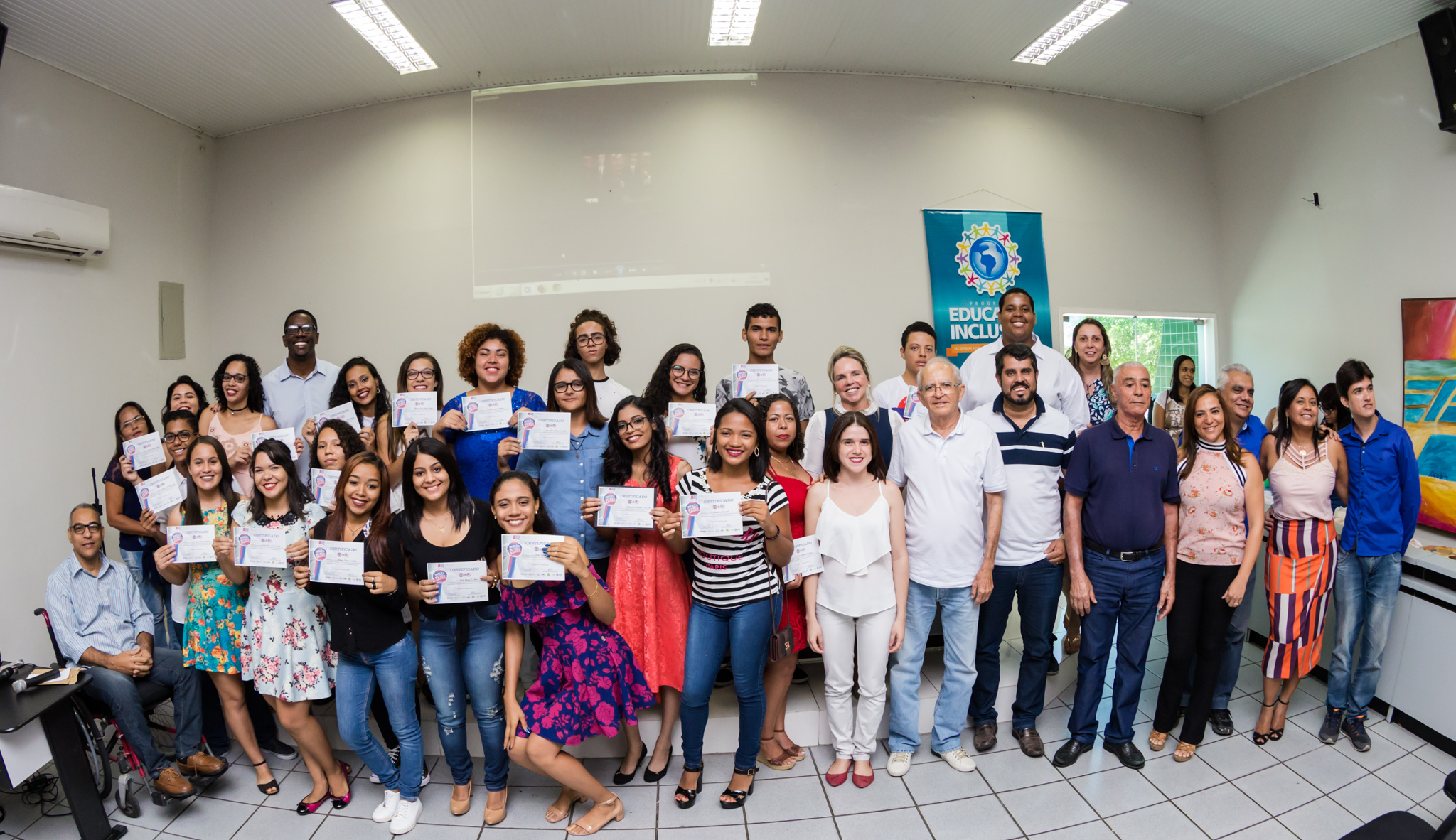  Jovens do Programa Estação Juventude concluíram curso do Projeto Inglês no Meu Bairro