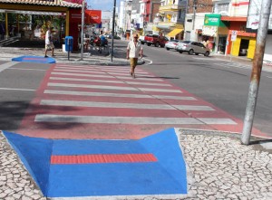  Sinalização horizontal e faixa elevada garantem segurança no trânsito de Paulo Afonso