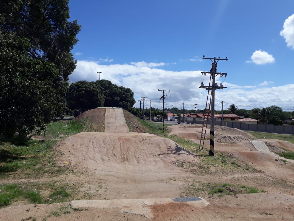  Coelba atende solicitação da Prefeitura e retira postes da pista de bicicross