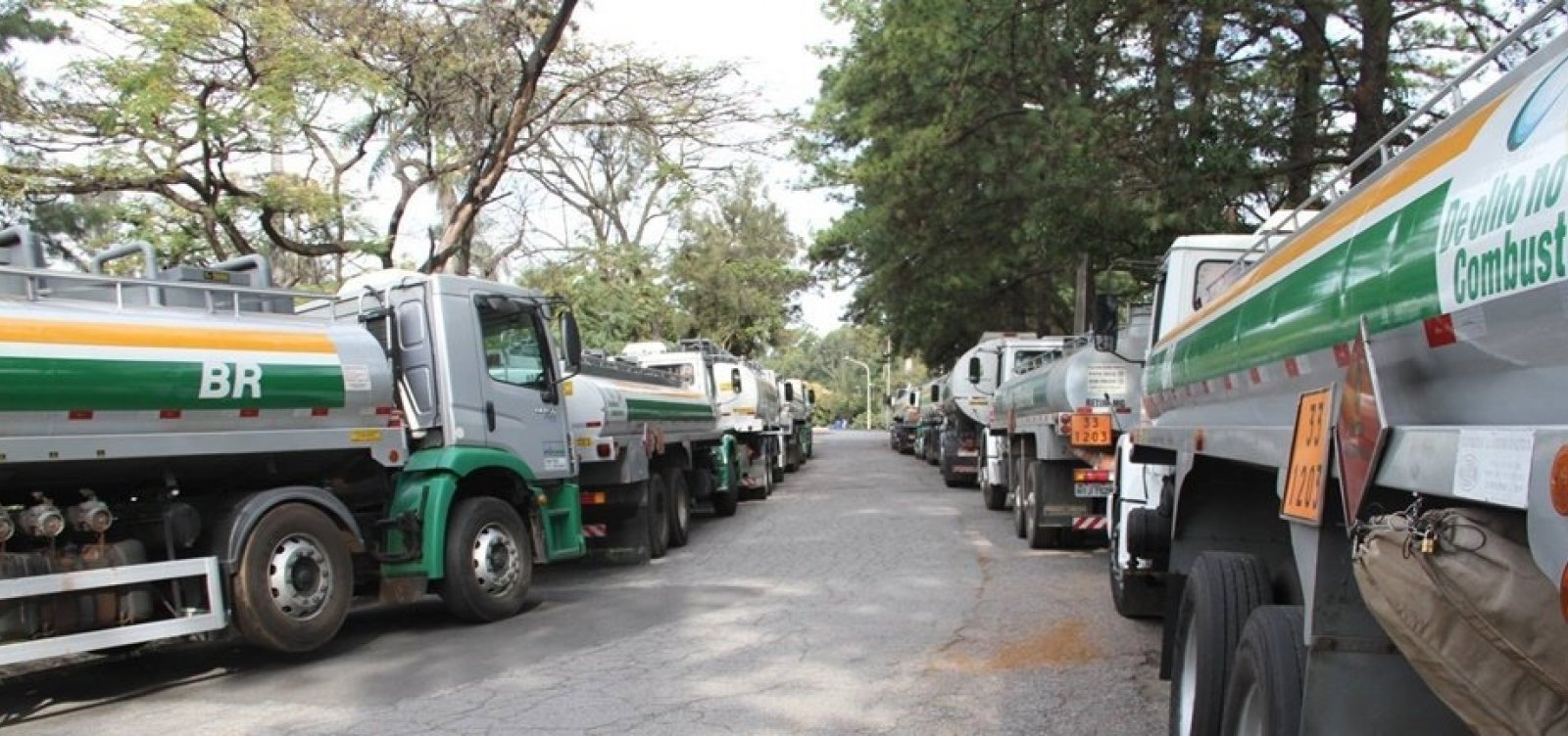  Protesto de caminhoneiros já gera desabastecimento de combustíveis em Salvador