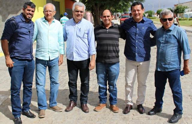  Líder da maioria na Câmara Municipal e Paulo Afonso participa de solenidade com Rui Costa em Chorrochó