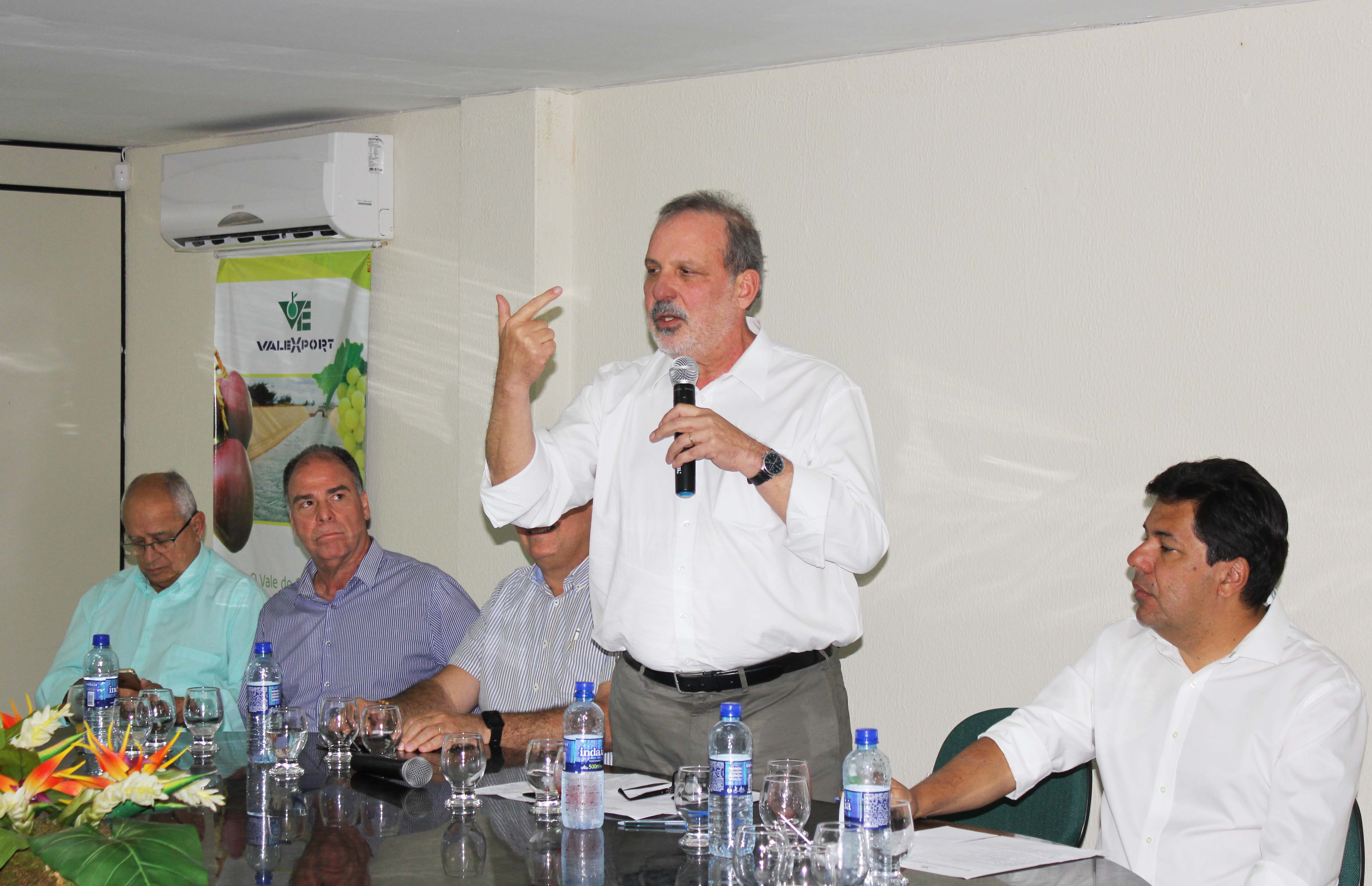  Fruticultores de Petrolina promovem encontro com Armando Monteiro para conhecer propostas de campanha