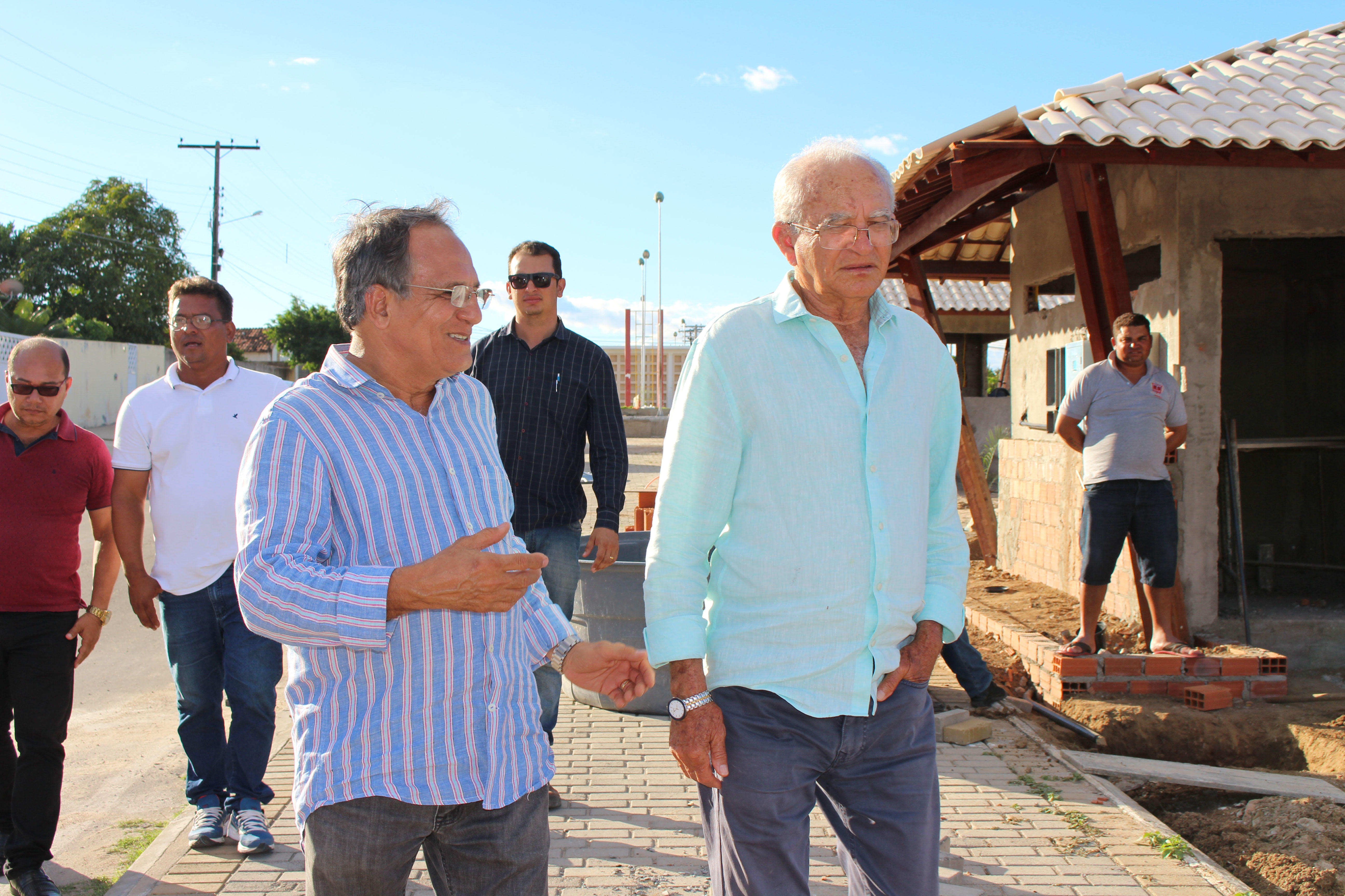  Gestor visita andamento de obras no Bairro Tancredo Neves