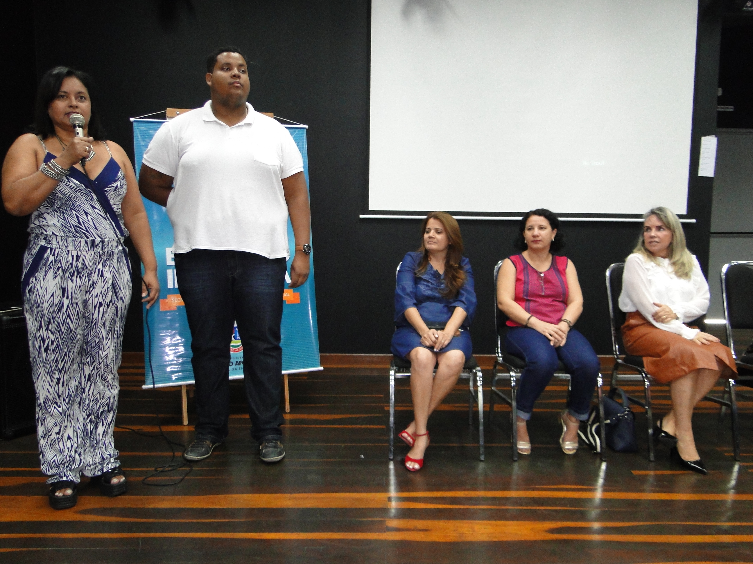  Alunos do Projeto Inglês no Meu Bairro da Praça CEU recebem camisas