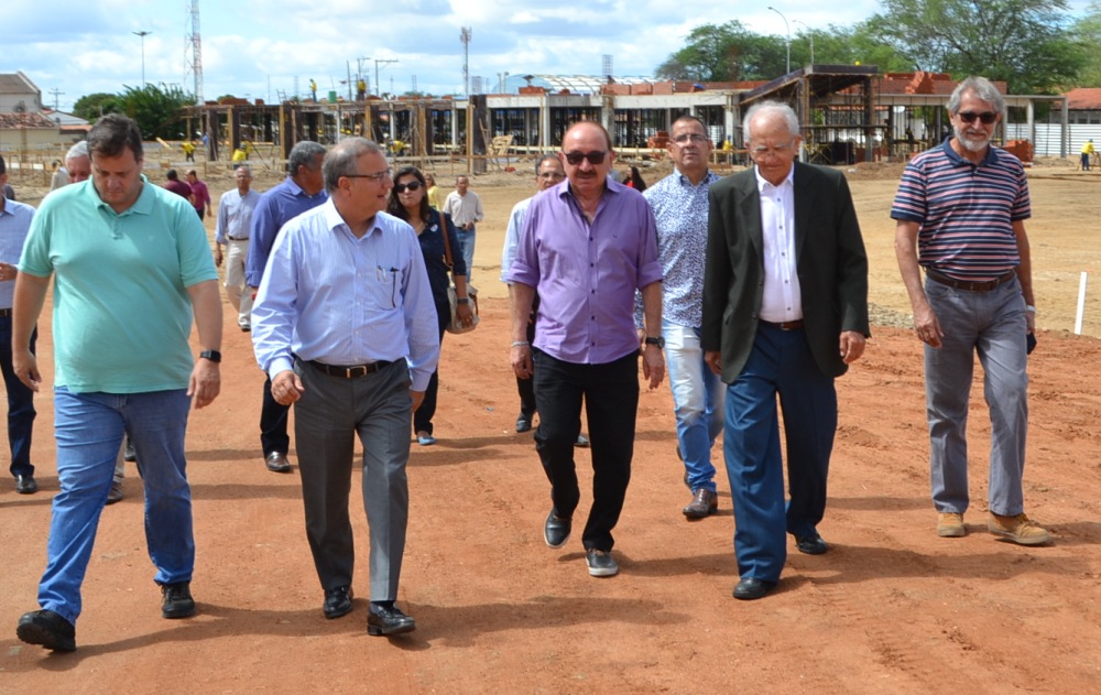  Prefeito acompanha secretário estadual de Saúde em visita técnica na UTI e Policlínica