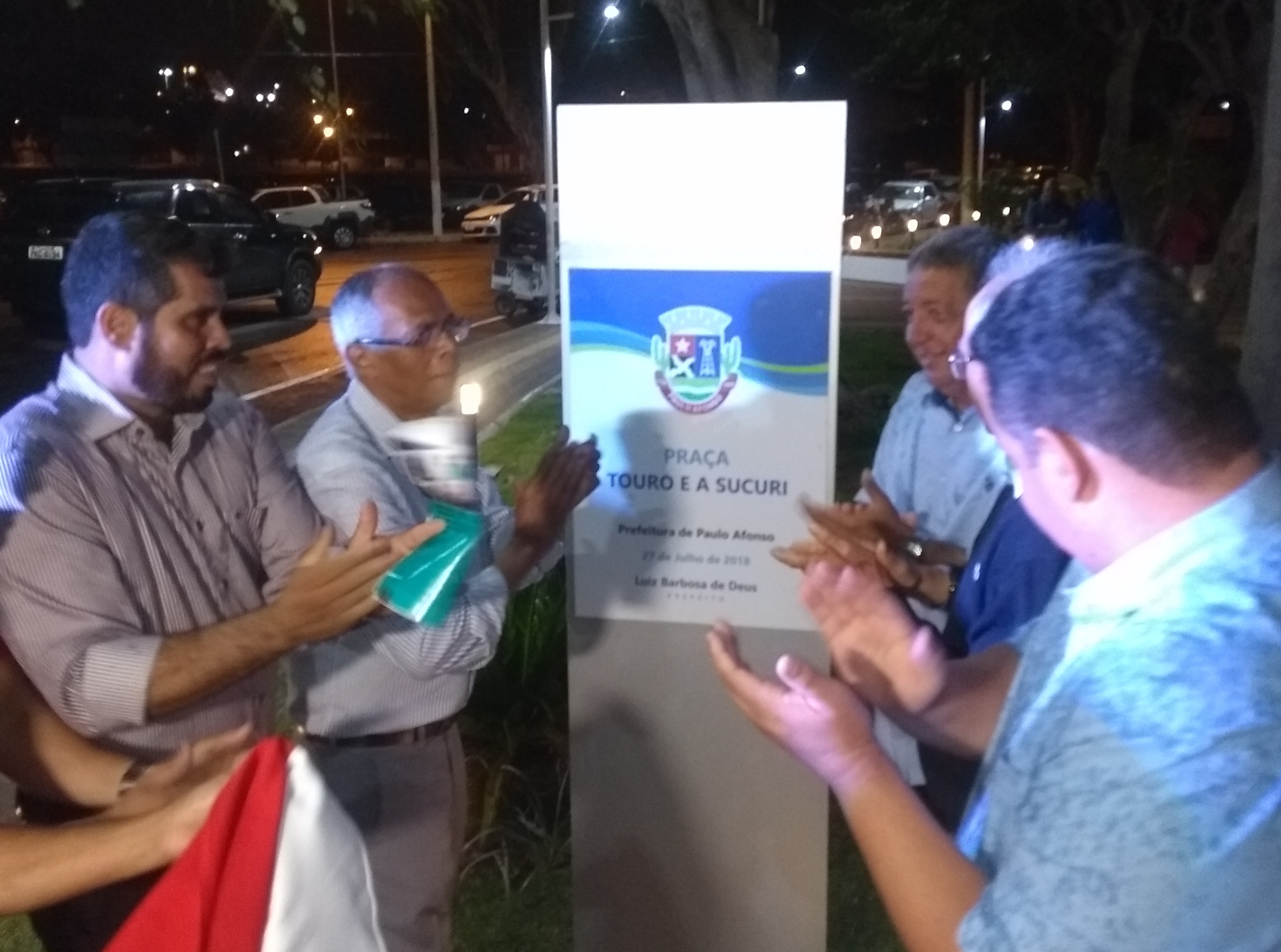  Entrega do Monumento o Touro e Sucuri contou com as presenças de vereadores e do presidente do Legislativo