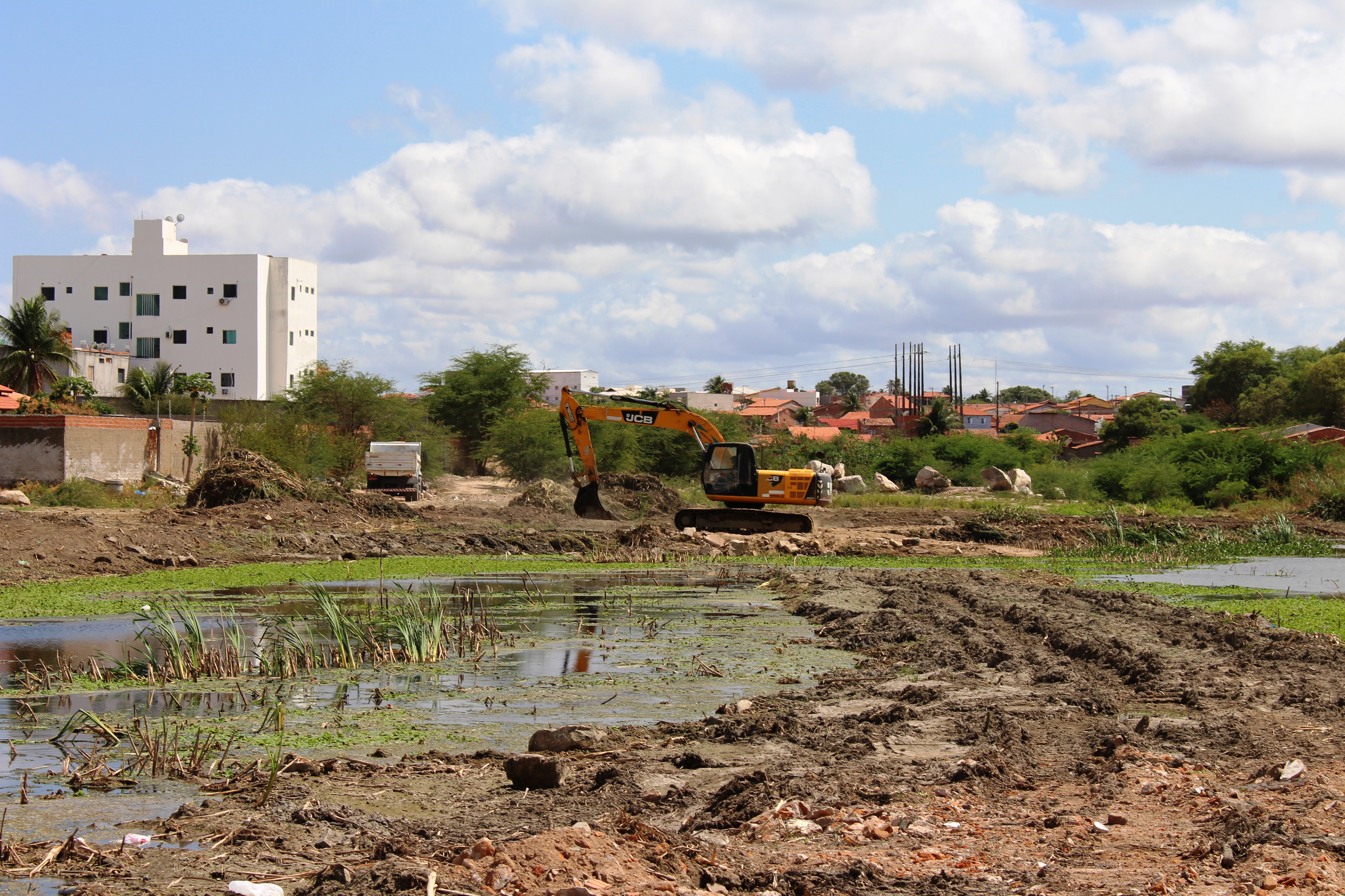  Limpeza do lago Ipanema, localizado entre o Bairro Caminho dos Lagos e a Vila Dom Mário Zanetta