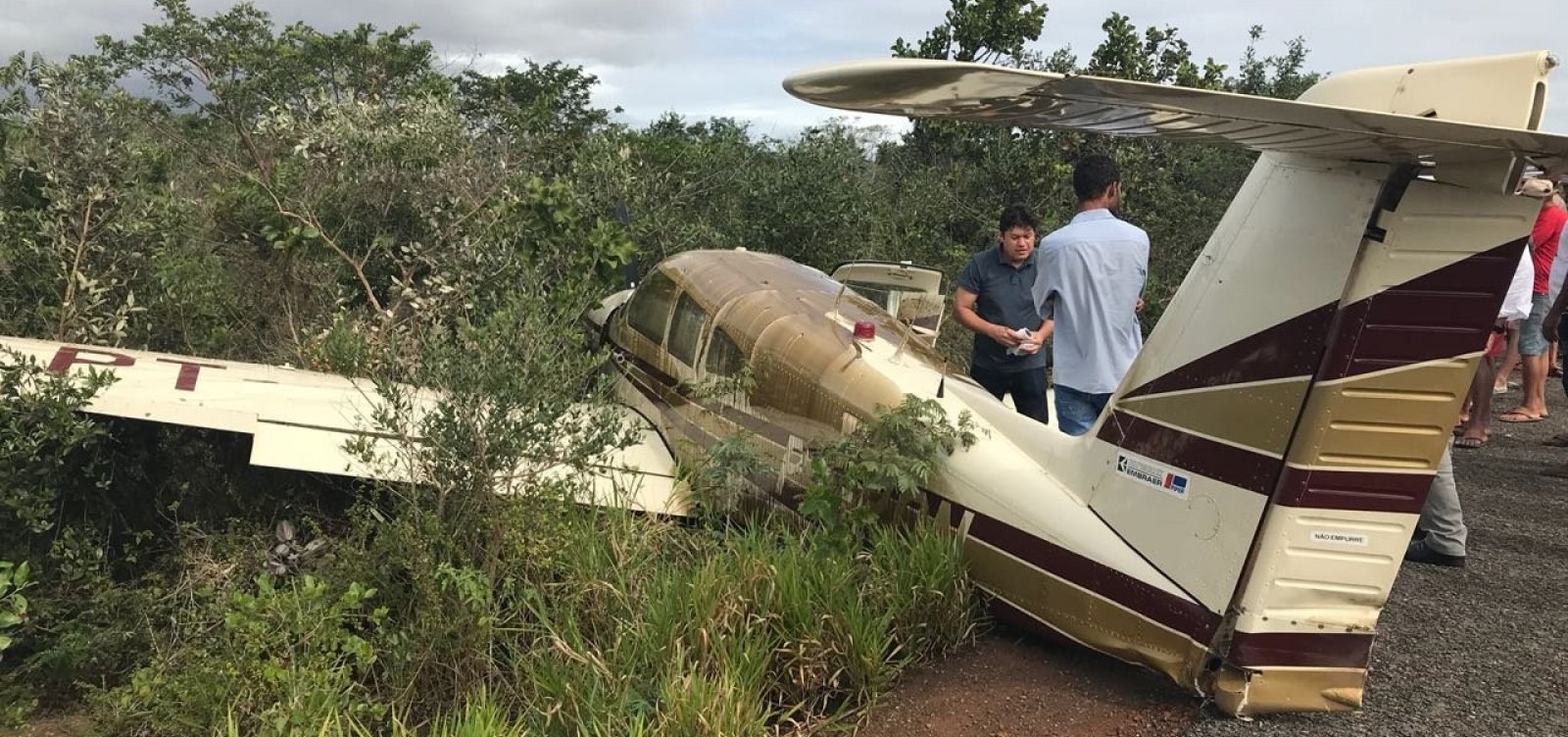  Avião que seguia de Paulo Afonso para Salvador aterrissa na BR-101