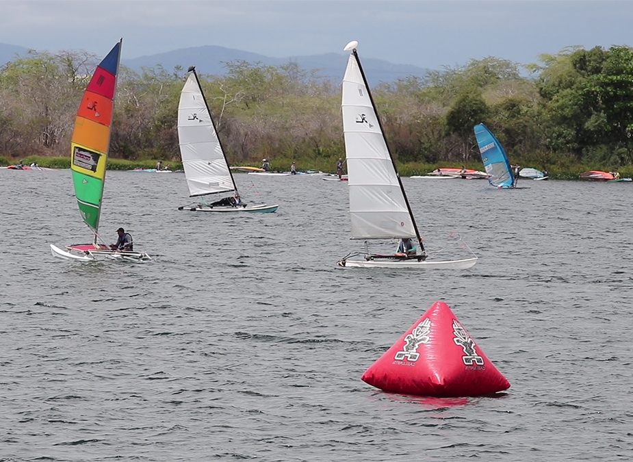  Competições náuticas e trio elétrico reúnem grande público no Balneário Prainha durante campeonato de vela