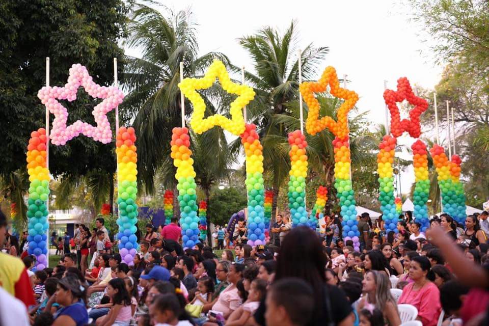  Festa do Dias das Crianças reúne centenas de pessoas na Praça das Mangueiras