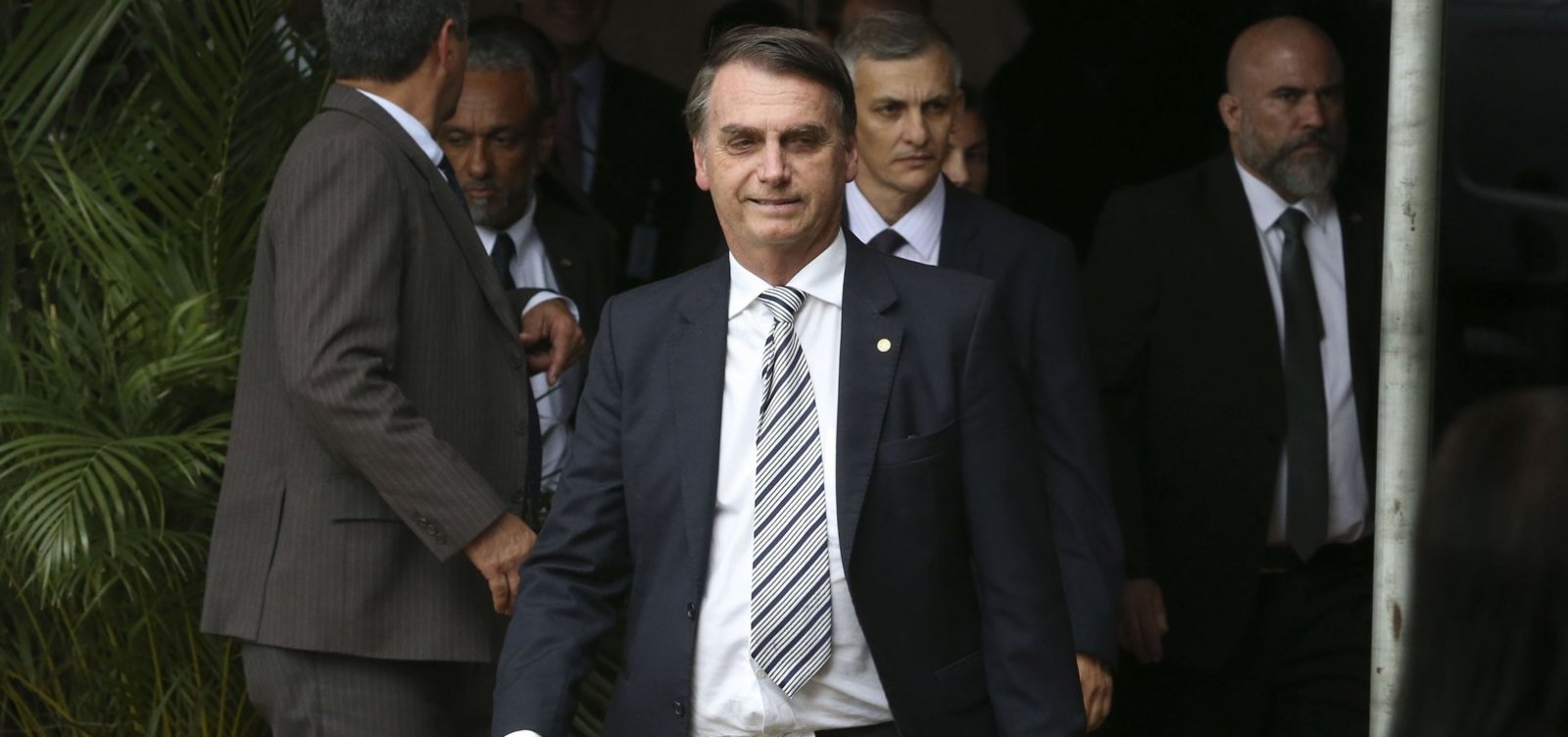  Bolsonaro diz que dinheiro depositado na conta da esposa era pagamento pessoal