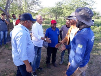  Vereador Marcondes Francisco e o prefeito Luiz de Deus acompanham ações para acessar água para a população da área rural