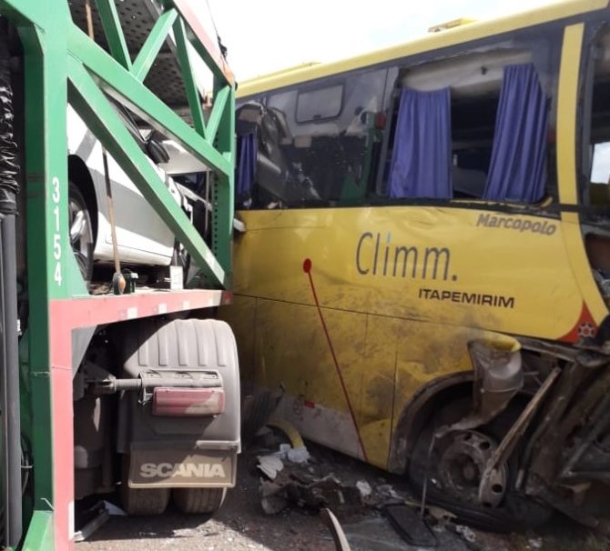  Colisão entre um ônibus da empresa Itapemirim e uma carreta cegonha no KM 60 da BR-110