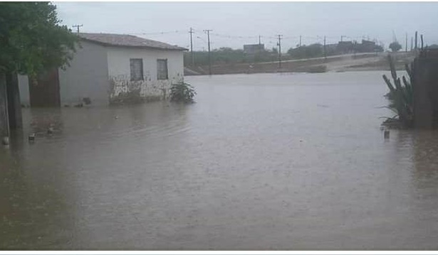  Bairro Siriema fica alagado com as fortes chuvas da madruga em Paulo Afonso