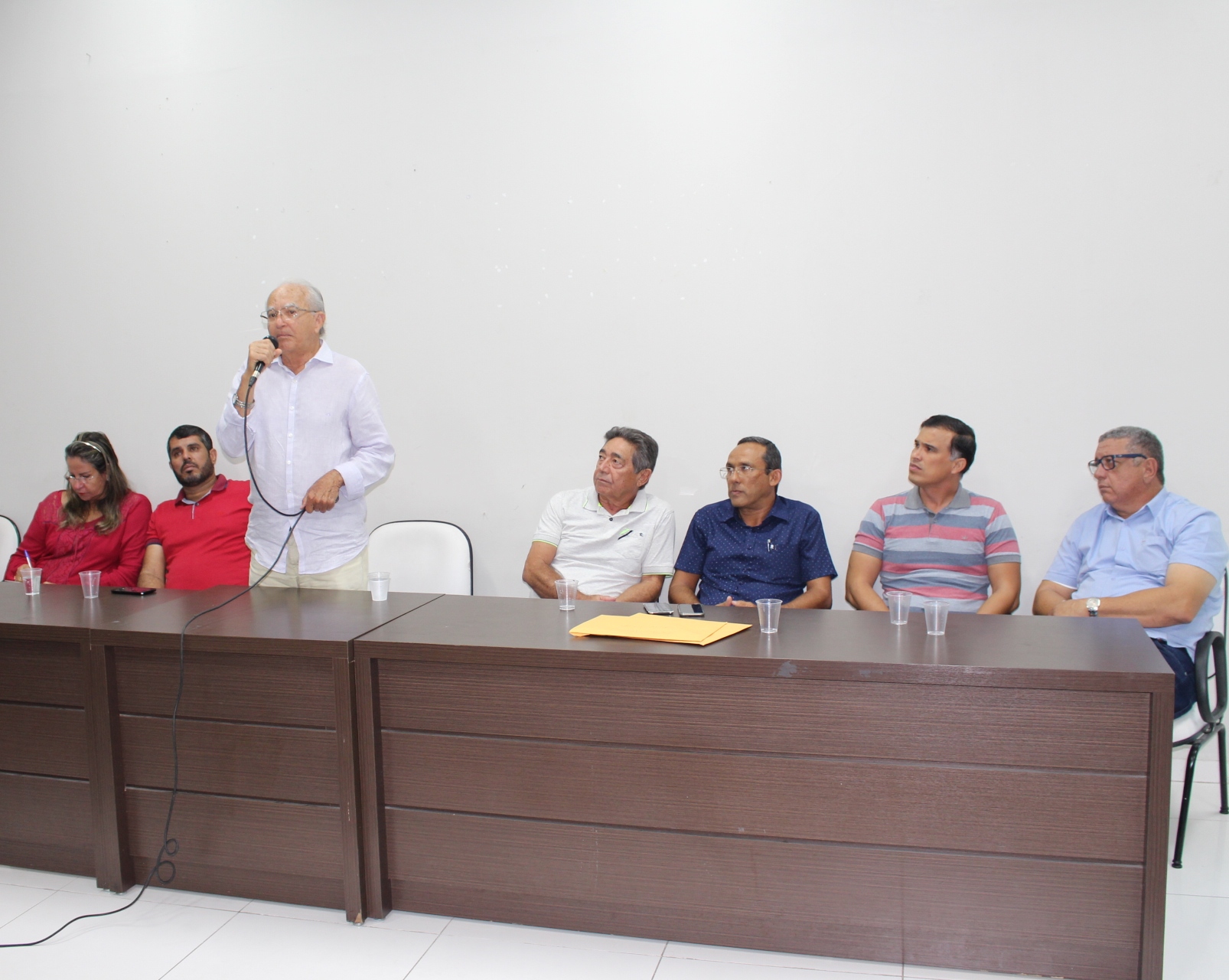  Presidente do Legislativo, vereadores, prefeito e o secretário de Agricultura e Aquicultura, conversam com representantes da área rural