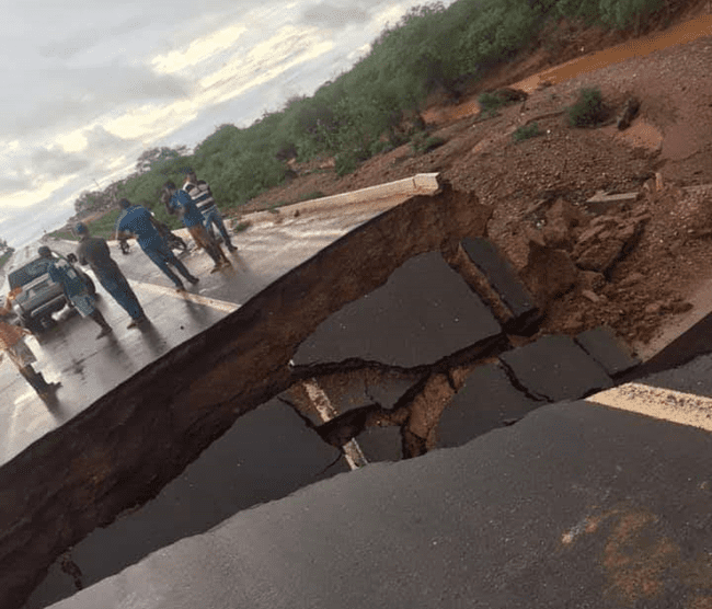  Chuvas destroem rodovia entre Paulo Afonso e Ribeira do Pombal