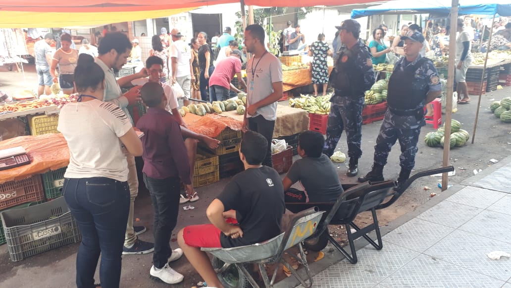  Educadores sociais e Guarda Municipal realizam atividade social preventiva, para explicar o que é trabalho infantil