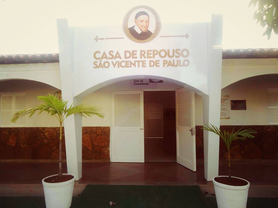  Doe um par de meias para os idosos acolhidos na Casa de Repouso São Vicente