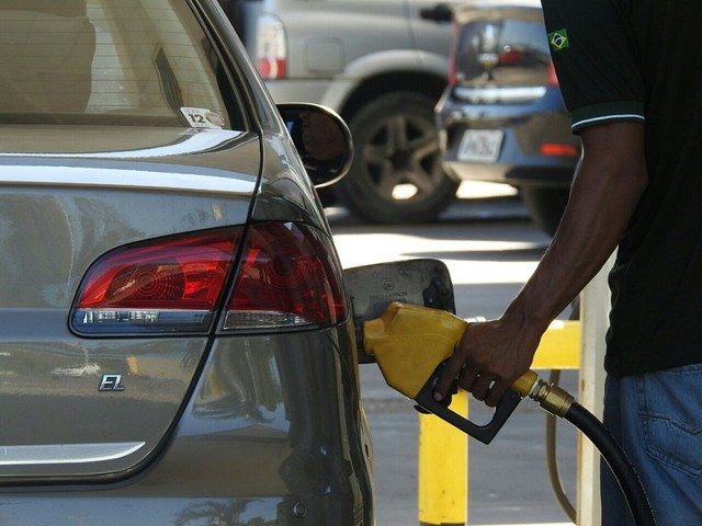  Preços da gasolina e do etanol recuam 0,8% nos postos, diz ANP