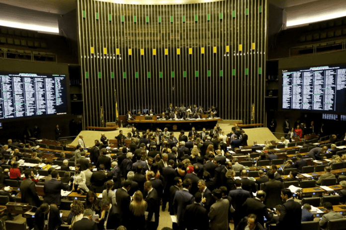  Câmara dos Deputados aprova idade menor para aposentadoria de professores