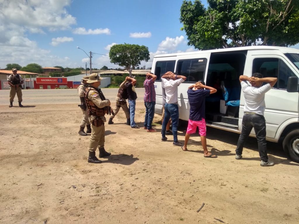  Copa Vela: 20° BPM realiza blitz em ônibus e vans na BA-210 para coibir a entrada de drogas ilícitas e armas de fogo