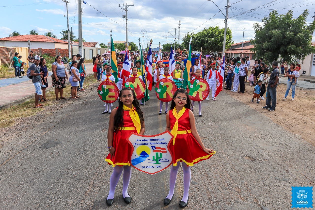  Glória: População prestigia desfile do dia 7 de setembro, na sede e no povoado Quixaba