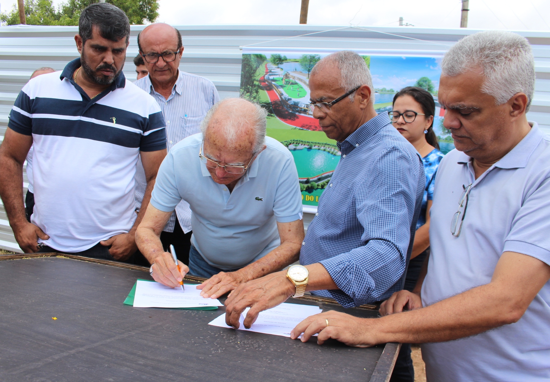  Luiz de Deus assina ordem de Serviço para urbanização do Lago da Aurora