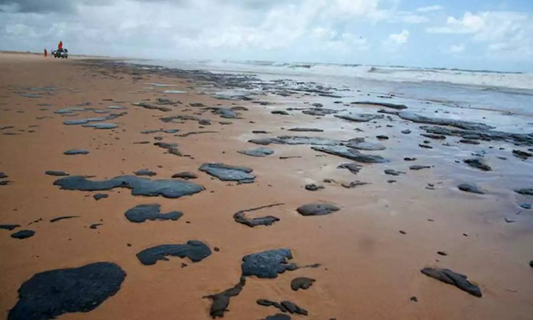  Bolsonaro manda PF e Marinha investigarem manchas de petróleo no litoral do Nordeste