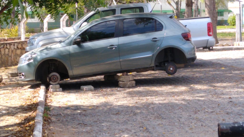  Terceiro caso de veiculo que tem os quatro pneus furtados dentro do estacionamento do HNAS