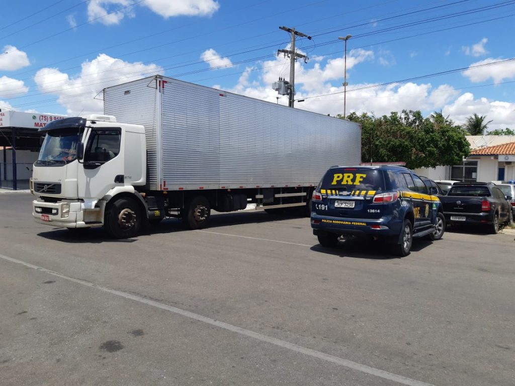  Polícia Rodoviária Federal prende caminhão com carga ilegal de cigarros em Paulo Afonso