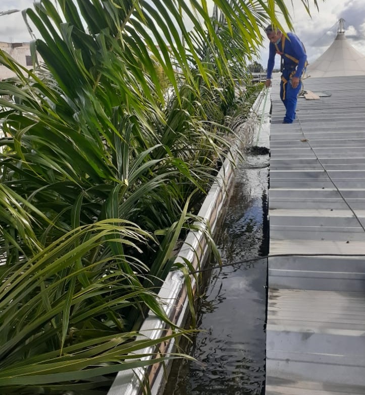  Limpeza na canaleta para drenagem de água da feira coberta