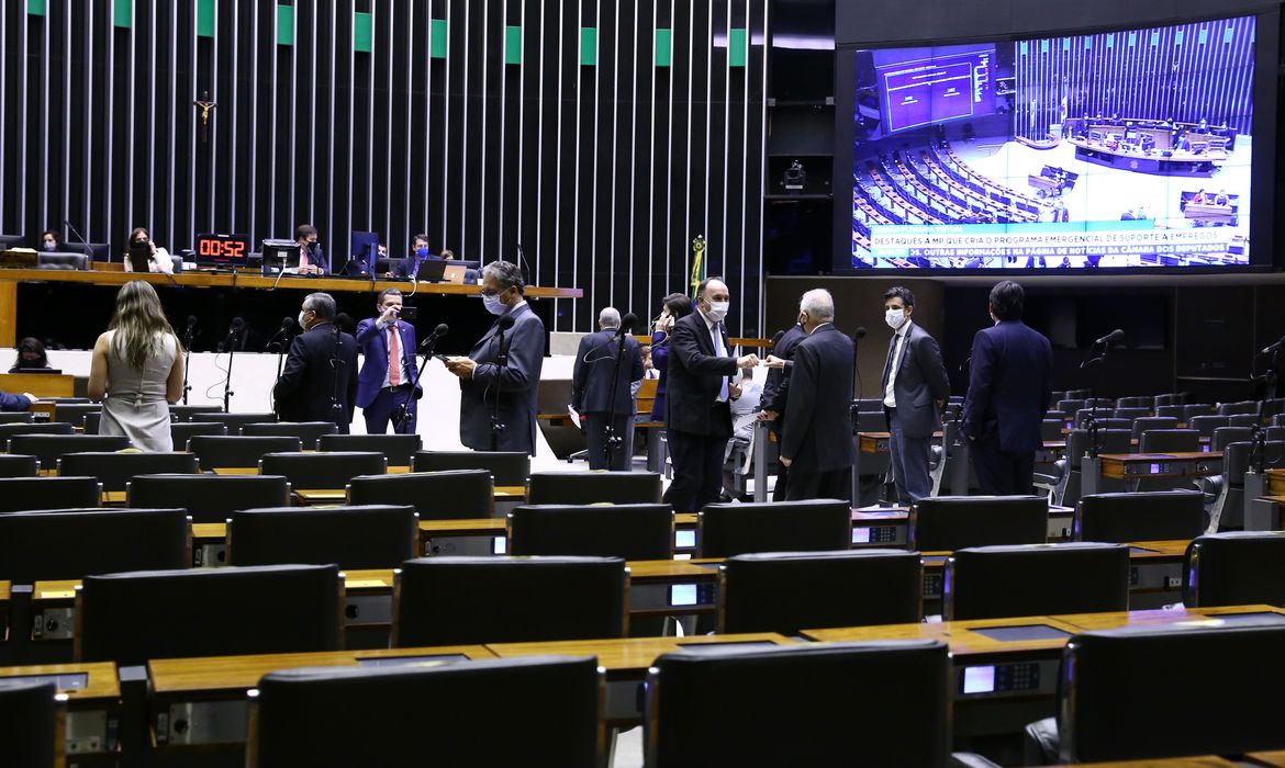  Câmara aprova texto-base da PEC que adia eleições deste ano