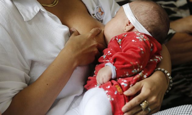  Agosto Dourado: mães com covid-19 devem continuar amamentando